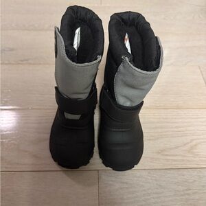 EUC Boys Tundra boots 8W